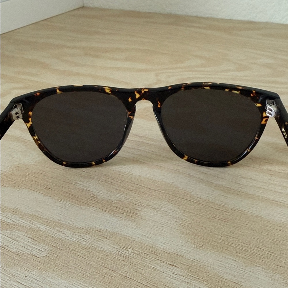 Tortoise Shell DIFF Polarized Sunglasses with Cas… - image 6